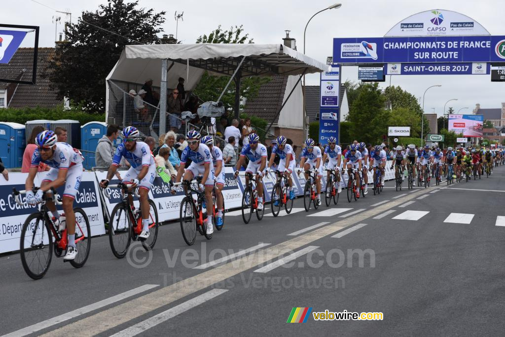 De FDJ ploeg heeft de hele dag de achtervolging ingezet