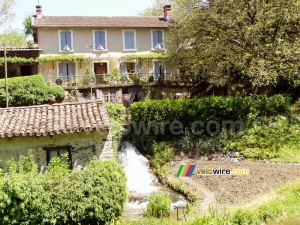 [Le Colombier] Nice house with a waterfall inside (304x)