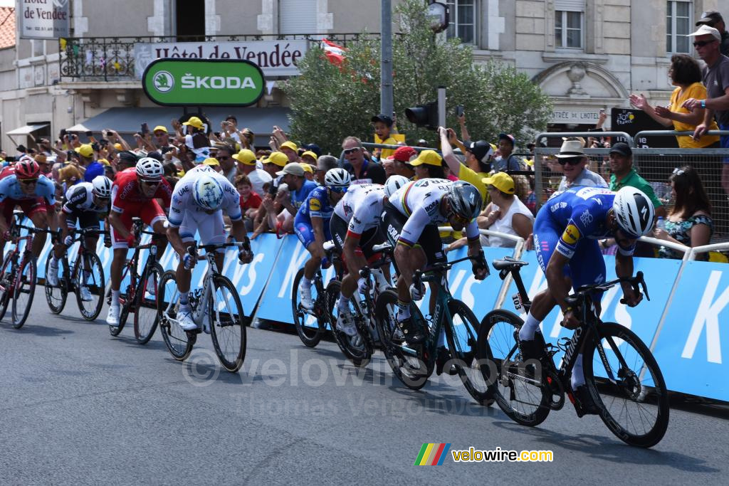Fernando Gaviria (Quick-Step) wint de etappe in Fontenay-le-Comte