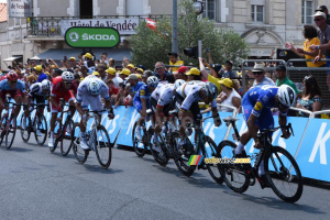 Fernando Gaviria (Quick-Step) remporte l'étape à Fontenay-le-Comte (820x)