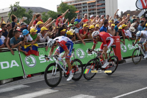 Arnaud Démare (Groupama-FDJ) prend la victoire au sprint à Pau devant Christophe Laporte (Cofidis) (1389x)