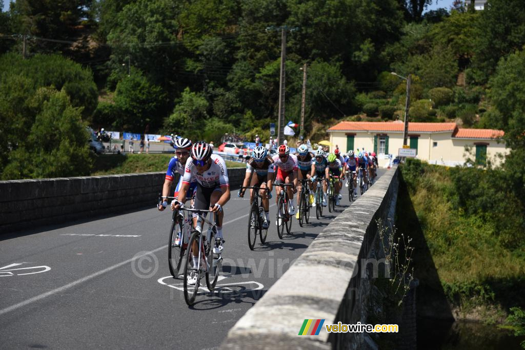 De kopgroep rijdt de Sèvre Nantaise over