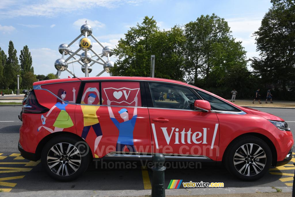 De Vittel auto voor het Atomium