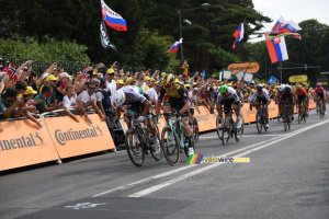 Le sprint entre Peter Sagan & Mike Teunissen (1016x)