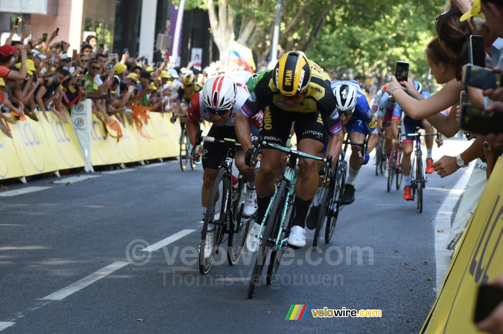 Caleb Ewan (Lotto Soudal) verslaat uiteindelijk Dylan Groenewegen (Jumbo-Visma) op de finishlijn