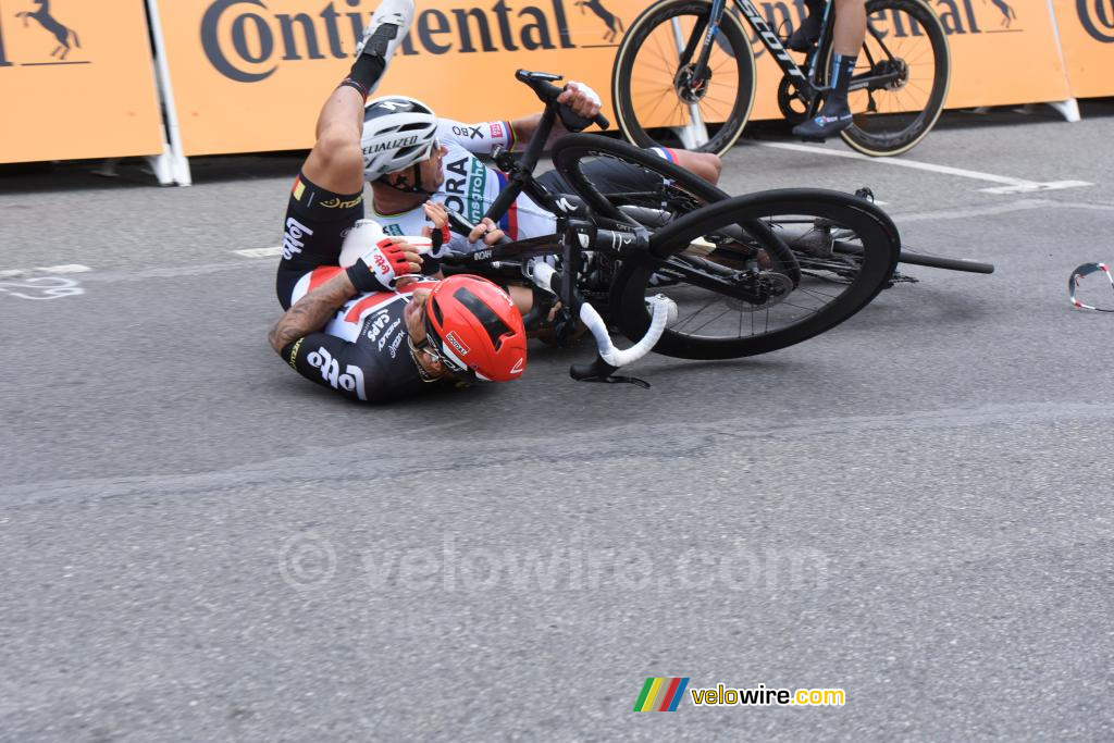 De valpartij van Caleb Ewan (Lotto Soudal) en Peter Sagan (Bora-Hansgrohe)