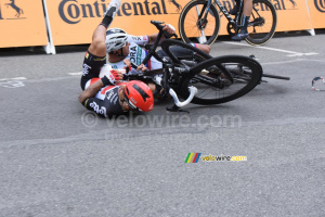 Chute de Caleb Ewan (Lotto Soudal) et Peter Sagan (Bora-Hansgrohe) (909x)