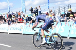 Mathieu van der Poel (Alpecin-Fenix) en route vers la victoire de la 2e étape à Mûr-de-Bretagne (2) (705x)