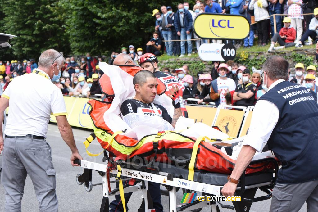 Caleb Ewan (Lotto Soudal) wordt afgevoerd in een ambulance