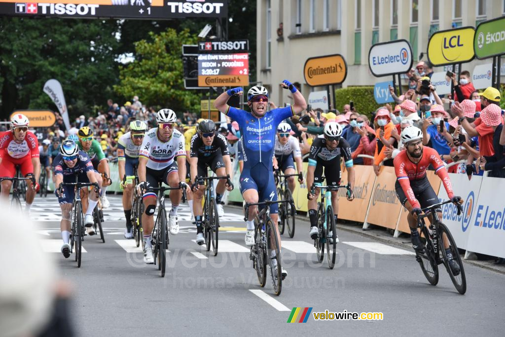 Mark Cavendish (Deceuninck – Quick-Step) wint de etappe in Fougères