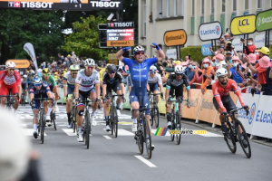 Mark Cavendish (Deceuninck – Quick-Step) remporte l’étape à Fougères (821x)