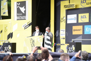 Loïg Chesnais-Girard et Bernard Hinault se sont échangés les drapeaux bretons et du Tour de France pour marquer la fin du Grand Départ en Bretagne (914x)