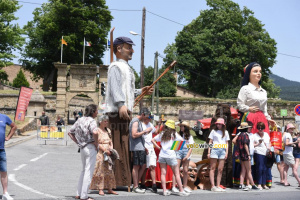 Les géants devant le Fort de Mont Louis (673x)