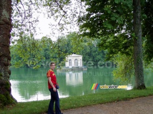Meggie in front of the lake of the castle in Fontainebleau (391x)