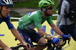 Mark Cavendish (Deceuninck – Quick-Step), juste devant la voiture balai (1904x)