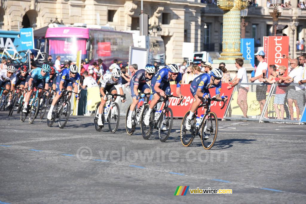 Het peloton met Deceuninck – Quick-Step aan kop