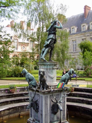 Fountain in the garden of the castle in Fontainebleau (368x)