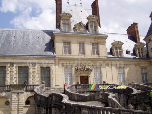 Meggie sur l'escalier du château de Fontainebleau (261x)