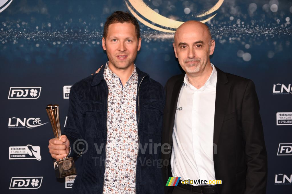 Julien Simon (TotalEnergies), winnaar van de Coupe de France FDJ 2022, met Xavier Jan, Voorzitter van de Ligue Nationale de Cyclisme (LNC)
