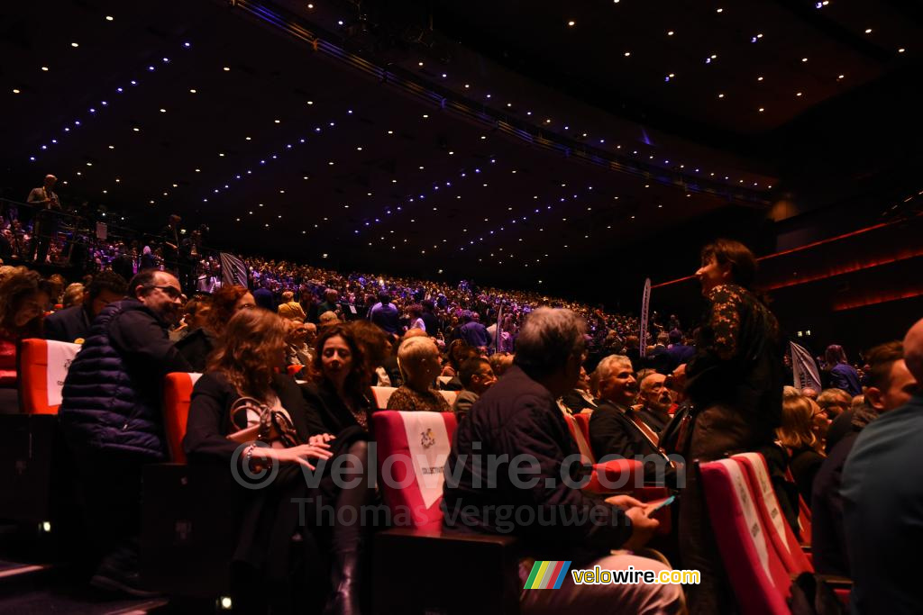Zoals gebruikelijk zit de zaal vol in het Palais des Congrès voor de presentatie van de Tour de France 2024