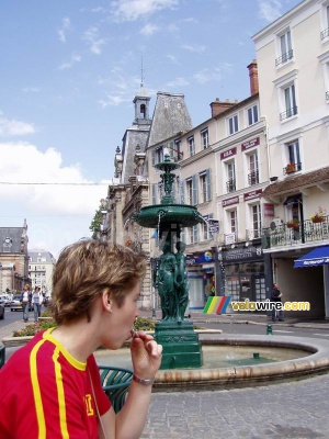 Meggie devant la mairie de Fontainebleau (245x)