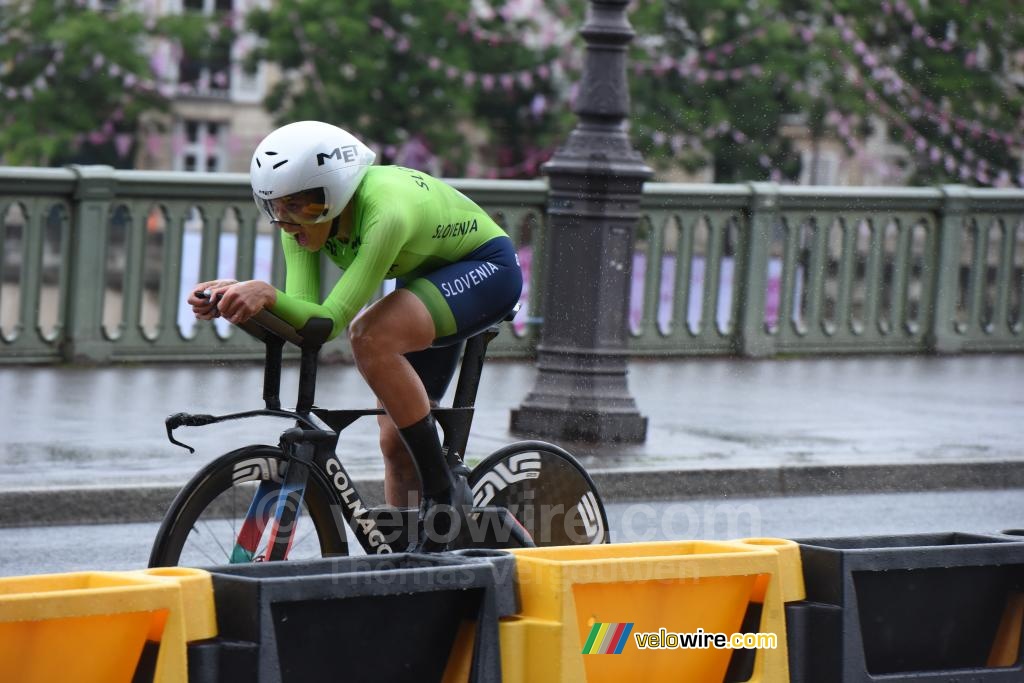 Eugenia Bujak (Slovenia) on her way back