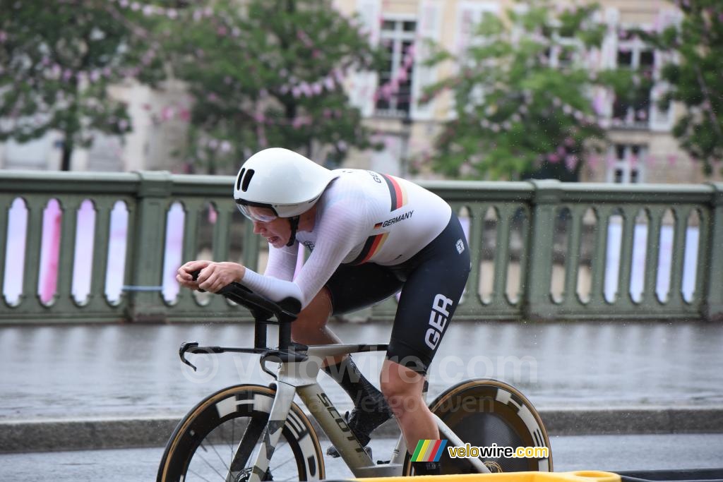 Mieke Kroeger (Germany) on her way back