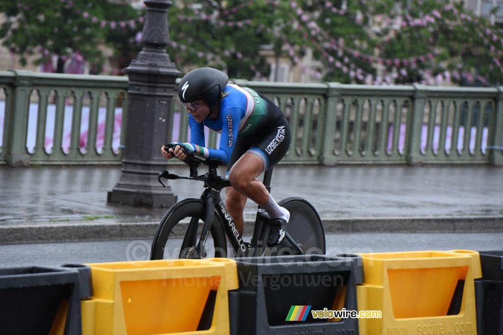 Olga Zabelinskaya (Uzbekistan) on her way back