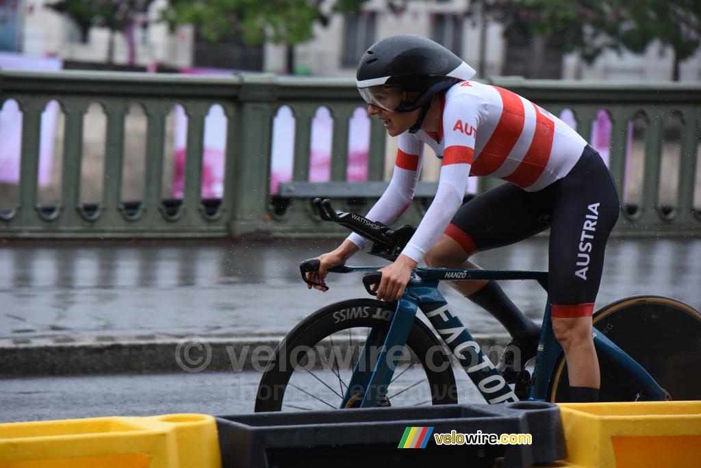 Anna Kiesenhofer (Oostenrijk) op de terugweg (2)