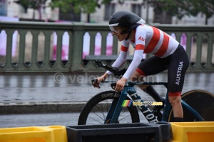 Anna Kiesenhofer (Austria) on her way back (2) (170x)