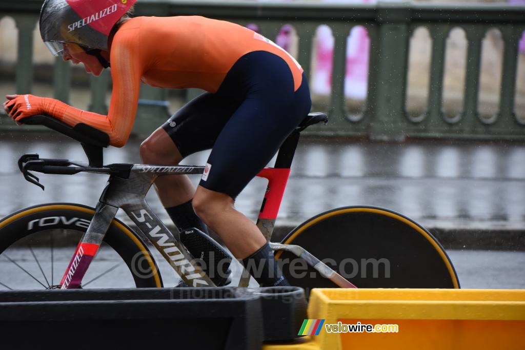 Demi Vollering (Nederland) op de terugweg (3)