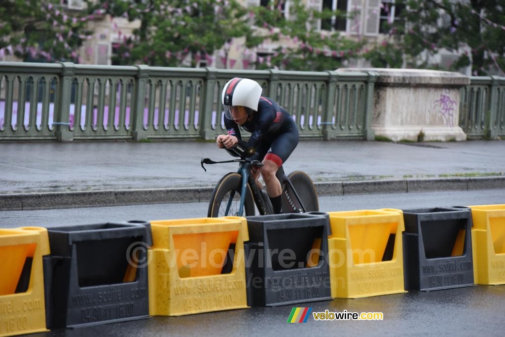 Anna Henderson (United Kingdom) on her way back