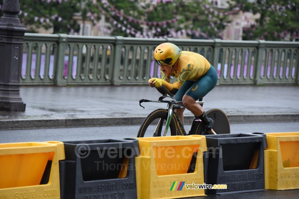 Grace Brown (Australië), de winnares, op de terugweg