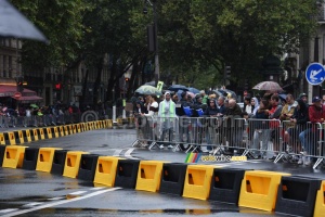 Despite the rain, people are supporting the riders! (36x)