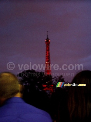 La Tour Eiffel éclairée en rouge juste avant le feu d'artifice (314x)