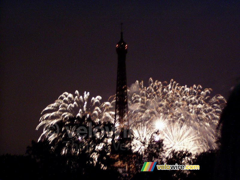 De Eiffeltoren temidden van het vuurwerk