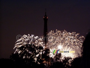 La Tour Eiffel en plein milieu du feu d'artifice (376x)