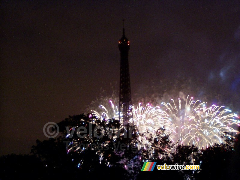 De Eiffeltoren temidden van het vuurwerk