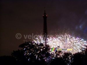 The Eiffel tower in the middle of the fireworks (571x)