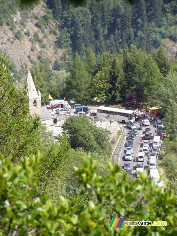 De eerste Tour de France toeschouwers in de bocht van het kerkje