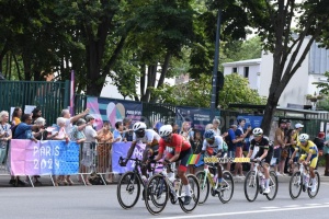 The breakaway in Malakoff: Achraf Ed Doghmy (Morocco), Charles Kagimu (Uganda), Eric Manizabayo (Rwanda), Christopher Rougier-Lagane (Mauritius) & Thanakhan Chaiyasombat (Thailand) (63x)