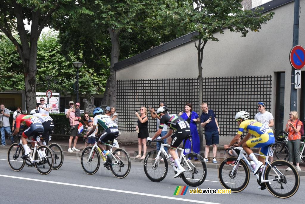 The breakaway in Malakoff: Achraf Ed Doghmy (Morocco), Charles Kagimu (Uganda), Eric Manizabayo (Rwanda), Christopher Rougier-Lagane (Mauritius) & Thanakhan Chaiyasombat (Thailand) (2)