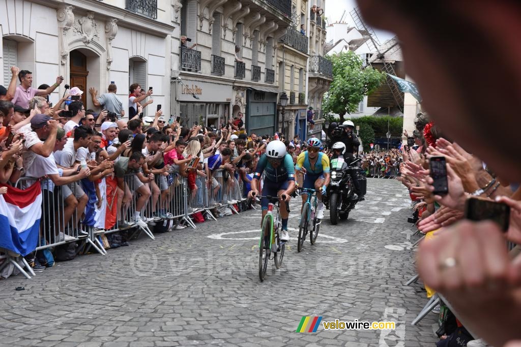 Ben Healy (Irlande) & Alexey Lutsenko (Kazakhstan) leading in the first climb of the Butte Montmartre