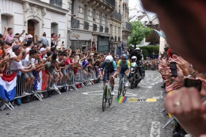 Ben Healy (Irlande) & Alexey Lutsenko (Kazakhstan) en tête dans la première montée de la Butte Montmartre (290x)
