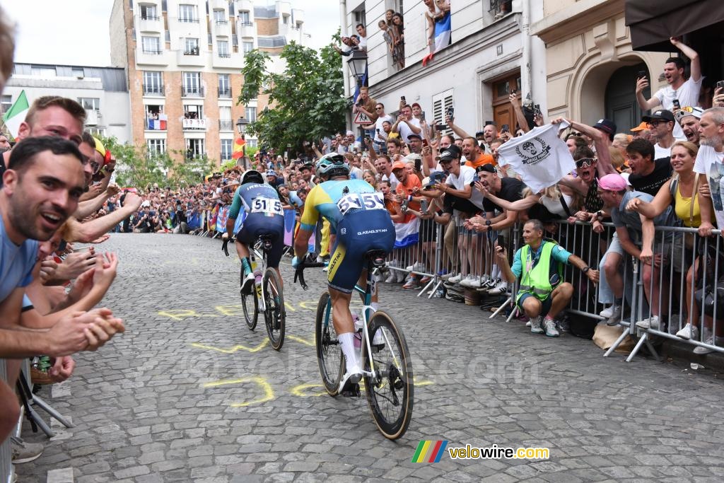 Ben Healy (Irlande) & Alexey Lutsenko (Kazakhstan) aan kop in de eerste klim van de Butte Montmartre (2)