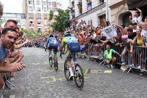 Ben Healy (Irlande) & Alexey Lutsenko (Kazakhstan) en tête dans la première montée de la Butte Montmartre (2) (35x)