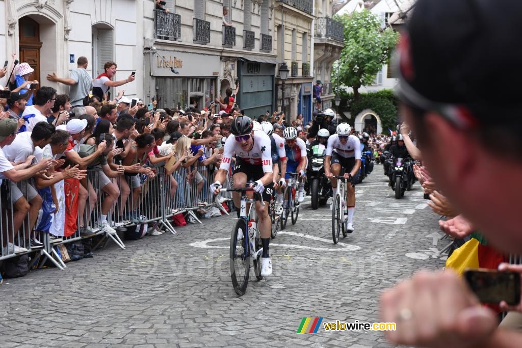 Stefan Kung (Switzerland), Michael Woods (Canada), Fred Wright (Great-Britain), Valentin Madouas (France) and Nils Politt (Germany) in the first climb of the Butte Montmartre