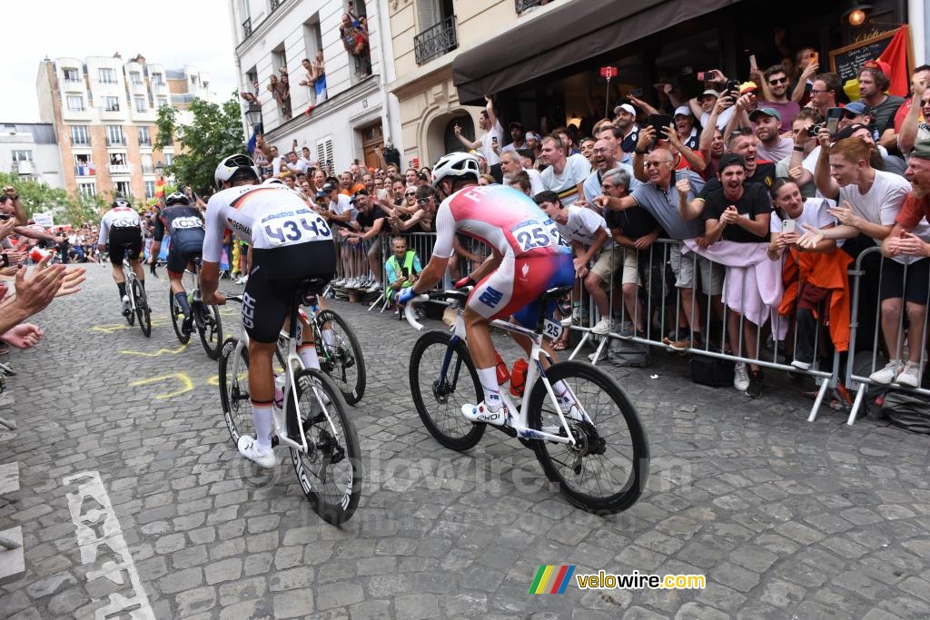 Stefan Kung (Zwitserland), Michael Woods (Canada), Fred Wright (Groot-Brittannië), Valentin Madouas (Frankrijk) en Nils Politt (Duitsland) in de eerste klim van de Butte Montmartre (2)