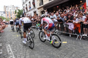 Stefan Kung (Suisse), Michael Woods (Canada), Fred Wright (Grande-Bretagne), Valentin Madouas (France) et Nils Politt (Allemagne) dans la première montée de la Butte Montmartre (2) (318x)