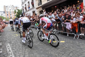 Stefan Kung (Suisse), Michael Woods (Canada), Fred Wright (Grande-Bretagne), Valentin Madouas (France) et Nils Politt (Allemagne) dans la première montée de la Butte Montmartre (2) (43x)